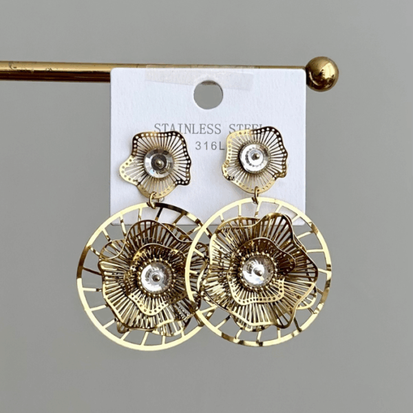 çelik gold büyük çiçek taşlı küpe