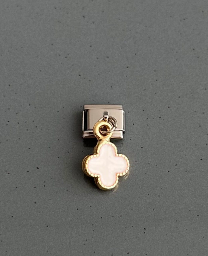 26-6.png pirinç silver sallantılı yonca beyaz charm - Görsel 1