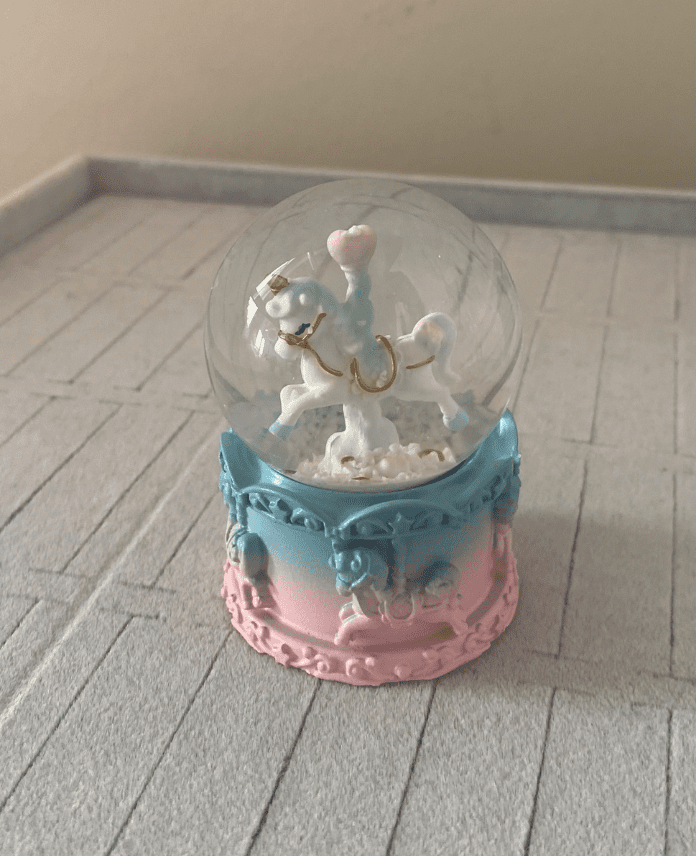 AKISIKLIKARKURESIGEYIKMAVIPEMBE.png Aksesuar Işıklı Kar Küresi Geyik Mavi Pembe - Görsel 1