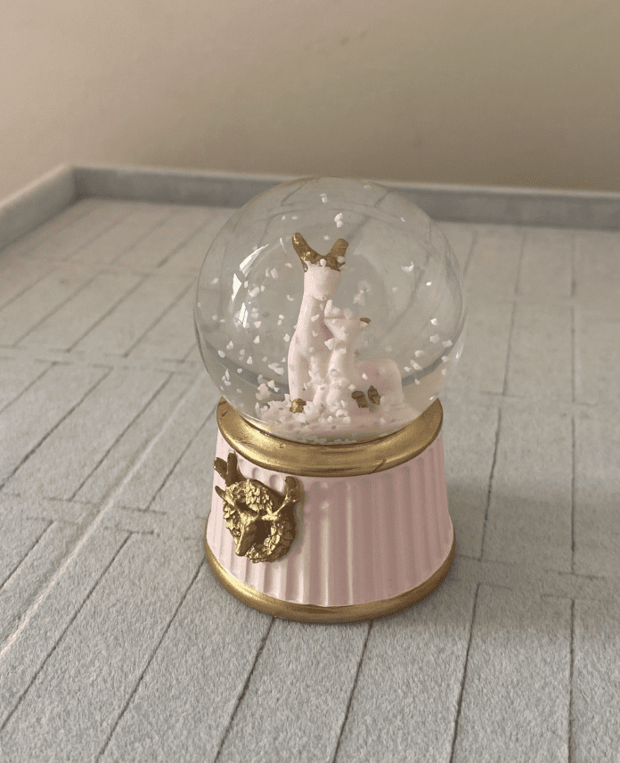 AKISIKLIKARKURESIGEYIKPEMBE.png Aksesuar Işıklı Kar Küresi Geyik Pembe - Görsel 1