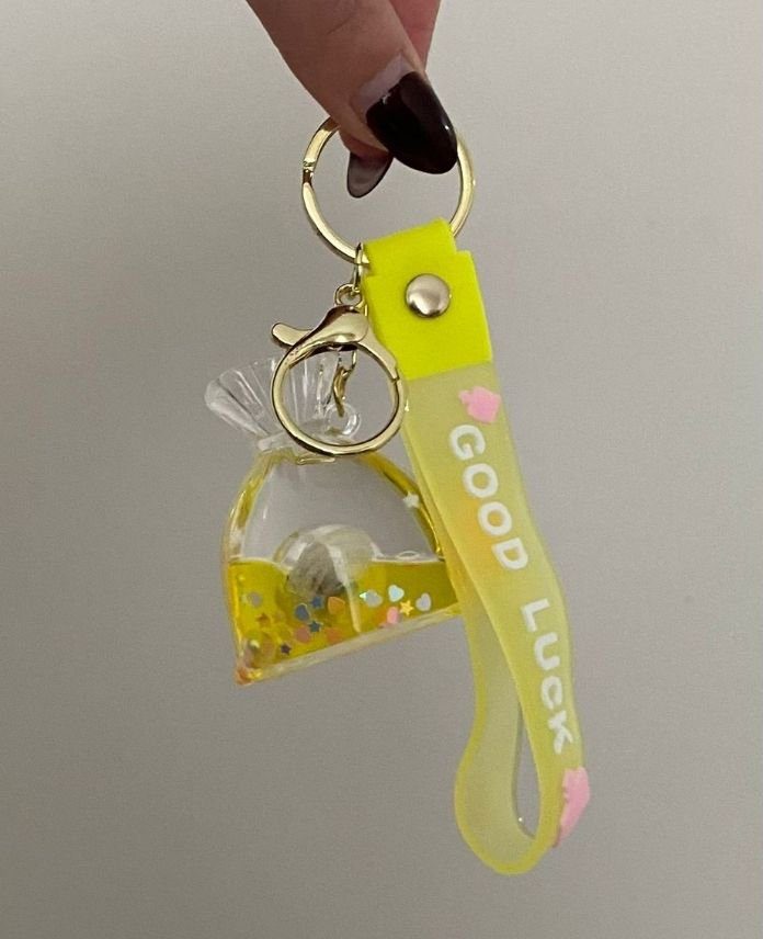 AKSARIKESESULUANAHTARLIK-1.jpg Aksesuar Sarı Sulu Işıklı Anahtarlık - Görsel 1