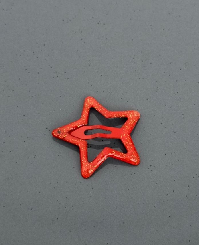 AKYILDIZCITTOKASIMLIKIRMIZI-1.jpg Akseusar Yıldız Simli Kırmızı Toka - Görsel 1