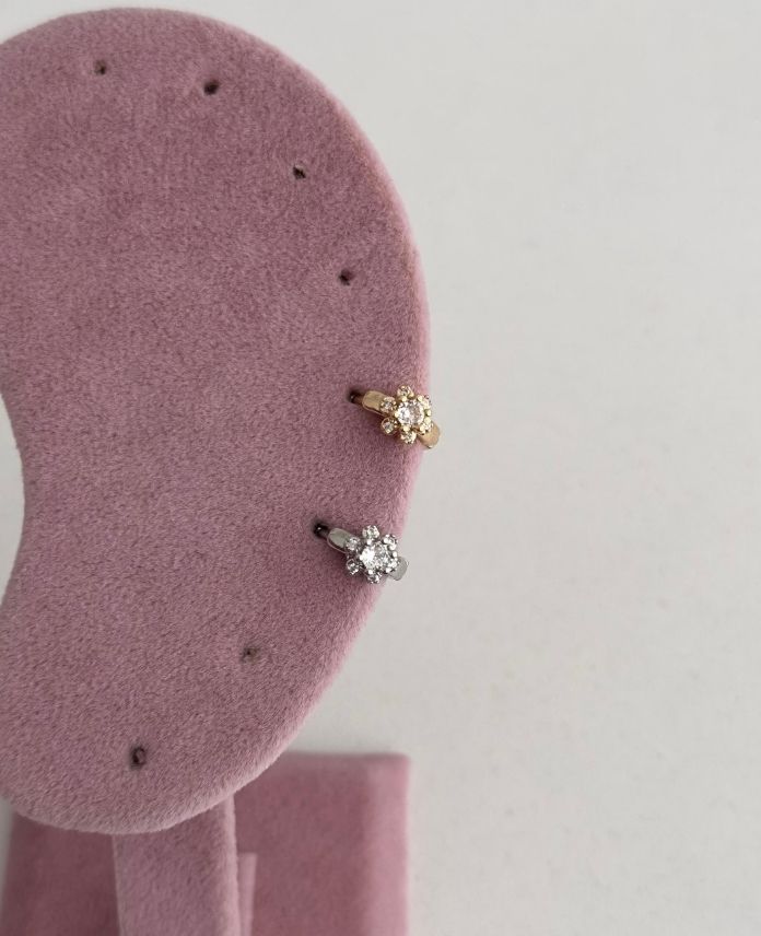 CHEORTASITASCICEK-1.jpg Çelik Ortası Taş Çiçek Helix Piercing - Görsel 1