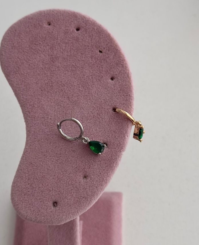 CHESALLANTILIYESILTAS-1.jpg Çelik Sallantılı Yeşil Taş Helix Piercing - Görsel 1