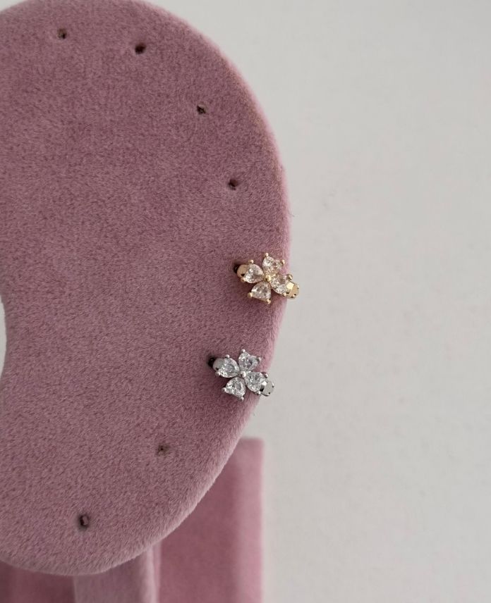 CHEYONCABUYUKTAS-1.jpg Çelik Yonca Taş Helix Piercing - Görsel 1