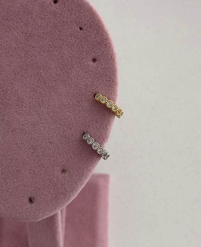 CHEYUVARLAKSIRATAS-1.jpg Çelik Yuvarlak Sıra Taş Helix Piercing - Görsel 1