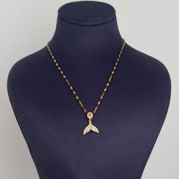 Çelik Balık Kuyruk Pembe Taşlı Kolye