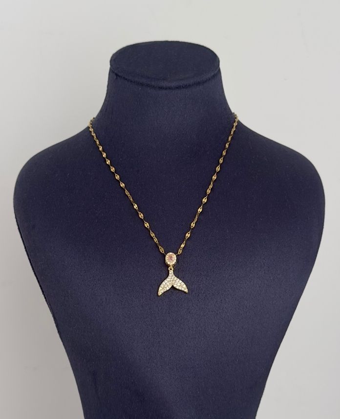 CKOBALIKKUYRUKTASPEMBEG-1.jpg Çelik Balık Kuyruk Pembe Taşlı Kolye - Görsel 1