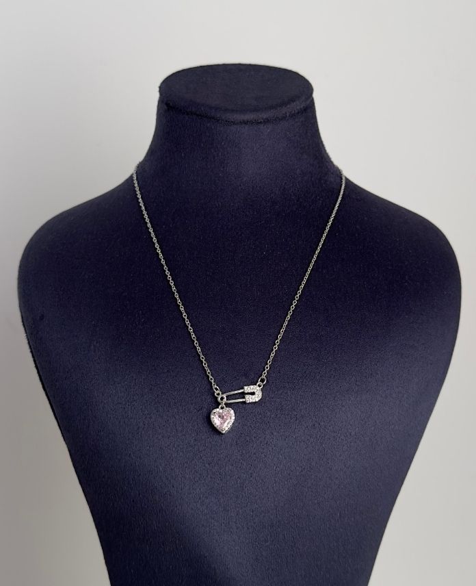 CKOCATALIGNEUCUKALPPEMBETASS-1.jpg Çelik Çatal İğne Kalp Kolye - Görsel 1