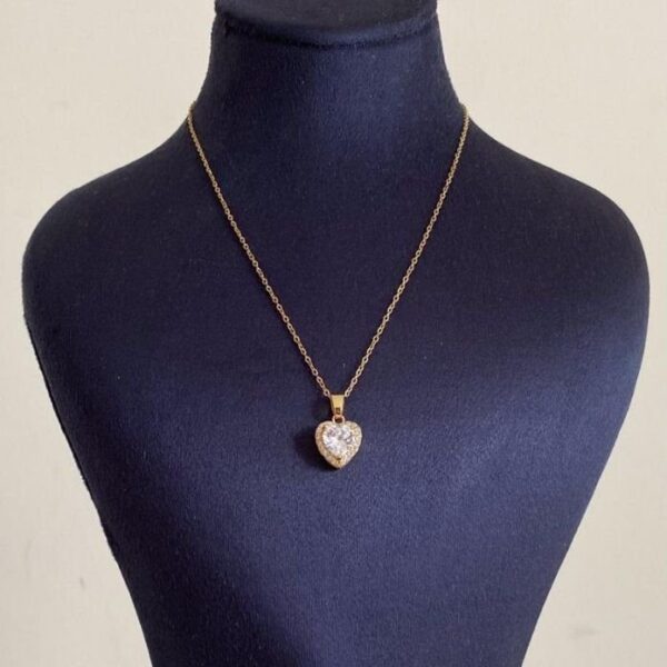 Çelik Kalp Beyaz Taş Kolye