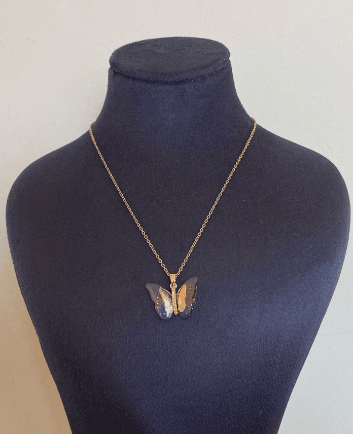 CKOKELEBEKTURUNCUYESILG-1.png Çelik Kelebek Turuncu Yeşil Kolye - Görsel 1