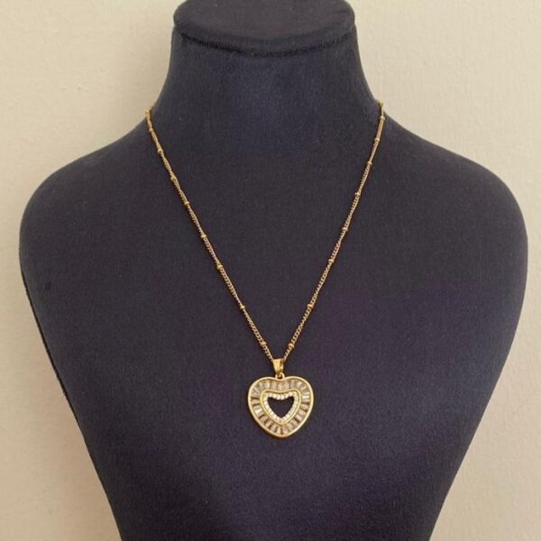 Çelik Kenarı Taşlı Kalp Kolye