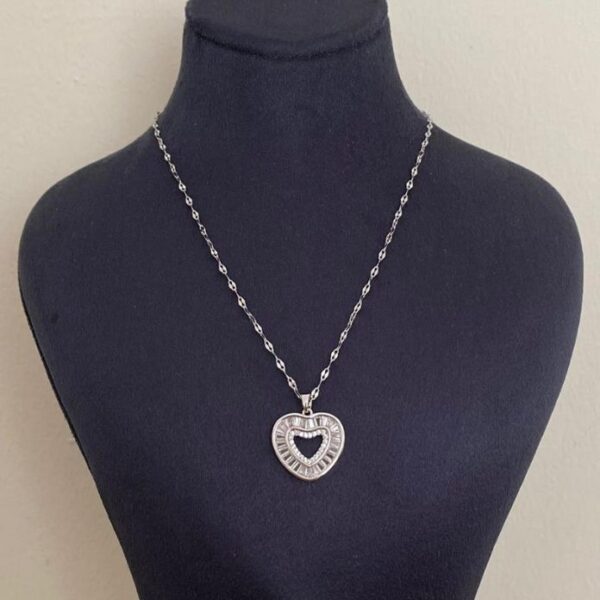 Çelik Kenarı Taşlı Kalp Kolye