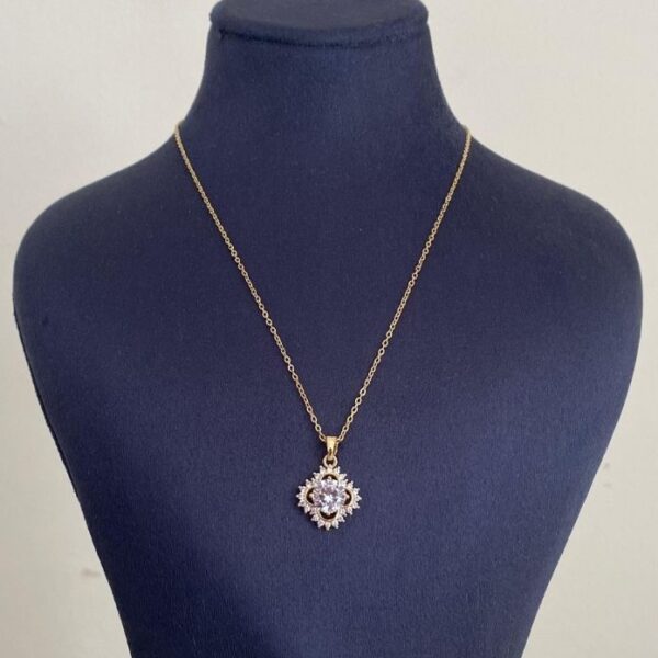 Çelik Yonca Çok Taşlı Kolye