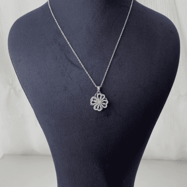 Çelik Dönen Yonca Kolye