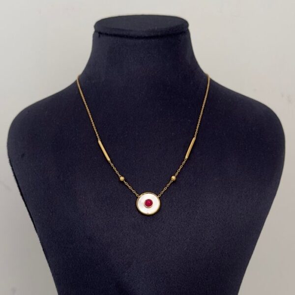 Çelik Yuvarlak Sedefli Ortası Kırmızı Taş Kolye