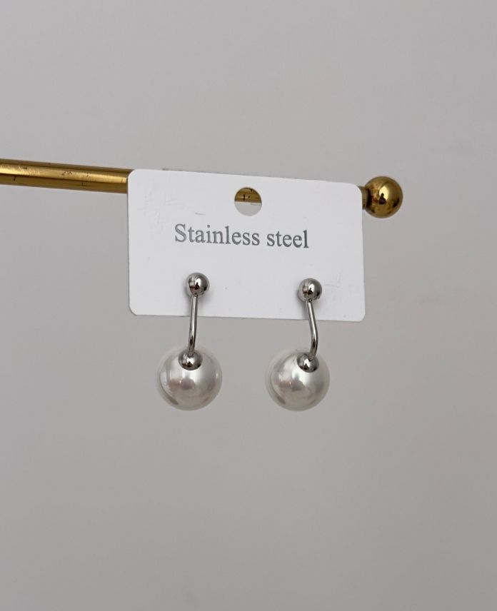 CKUEGIMLIINCISALLANTILIS-1.jpg Çelik Eğimli İnci Sallantılı Küpe - Görsel 1