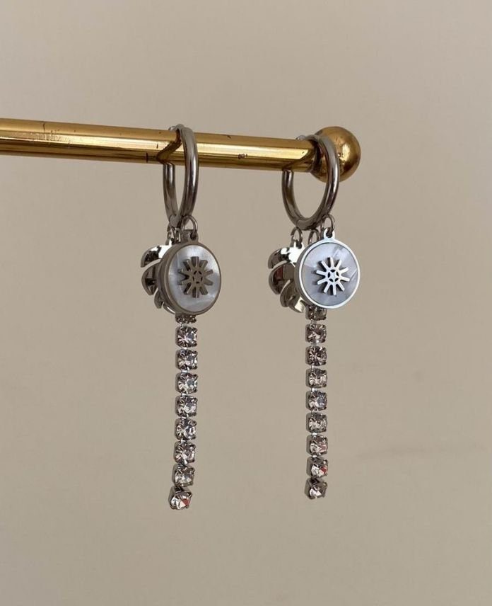 CKUSALLANTILISUYOLUYAPRAKSEDEFLIGUNESS-1.jpg Çelik Sallantılı Suyolu Yaprak Küpe - Görsel 1