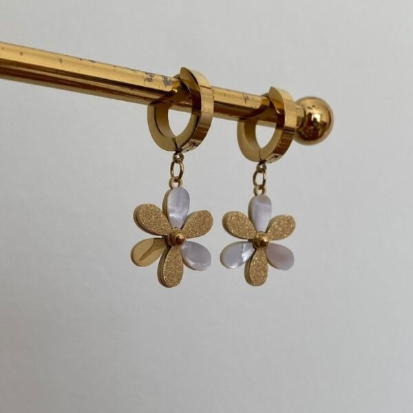 Çelik Simli Sedefli Çiçek Küpe