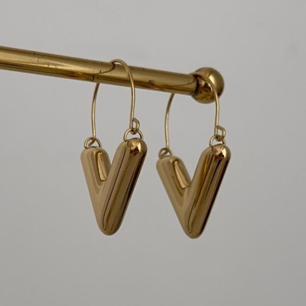 Çelik V Şeklinde Küpe