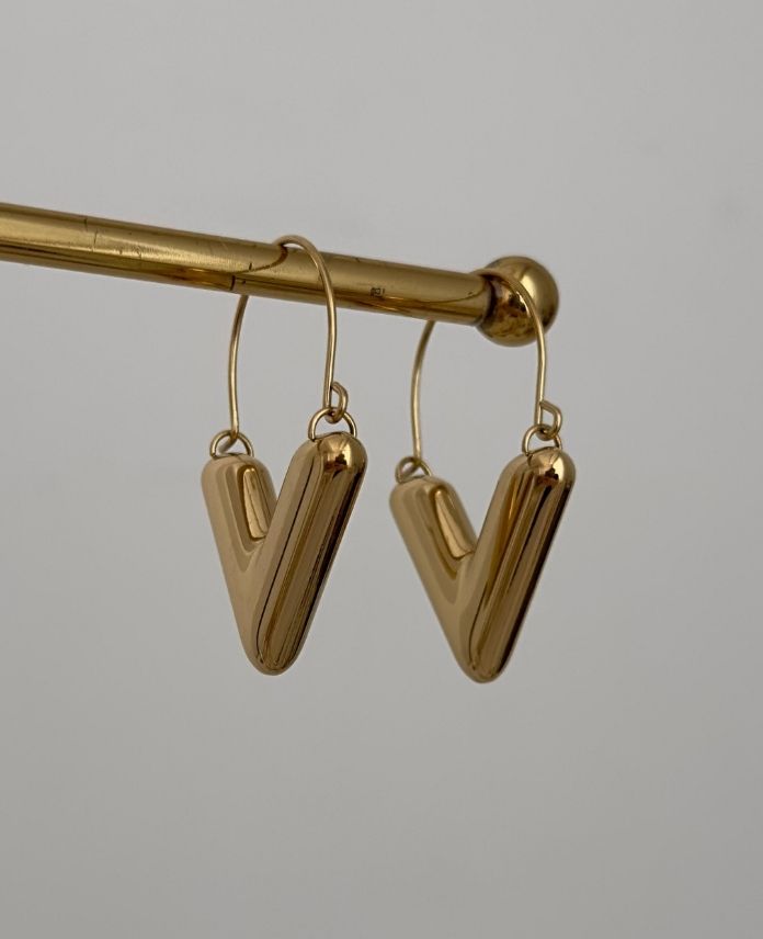 CKUVSEKLINDEBUYUKG-1.jpg Çelik V Şeklinde Küpe - Görsel 1