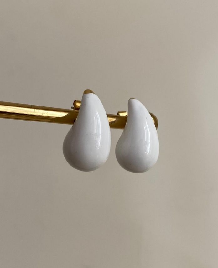 CKUYAZLIKDAMLABEYAZG-1.jpg Çelik Yazlık Damla Beyaz Küpe - Görsel 1