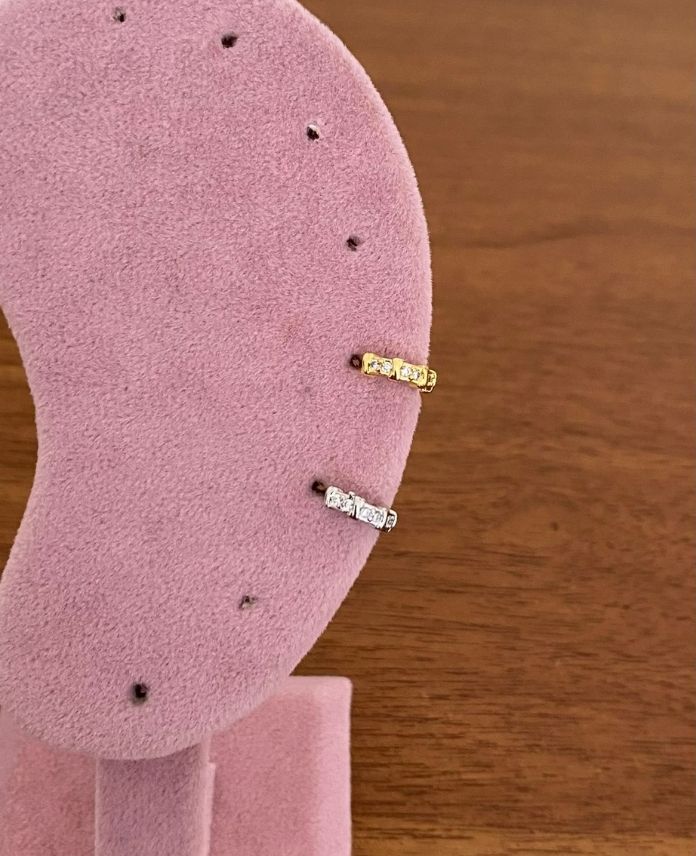 CPIARALIKLITASLI-1.jpg Pirinç Helix Aralıklı Taşlı Piercing - Görsel 1