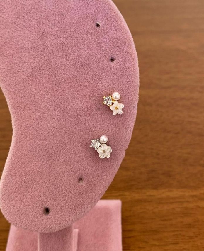 CPIINCILIBEYAZCICEK-1-1-1.jpg Çelik Tragus İncili Beyaz Çiçek Piercing - Görsel 1