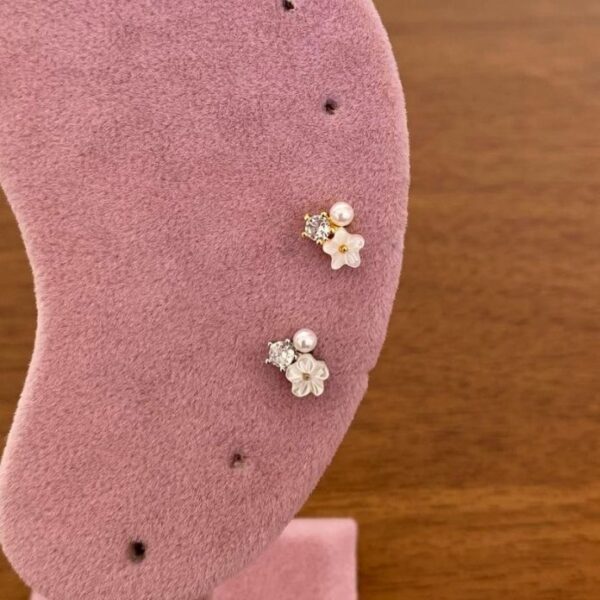 Çelik Tragus İncili Beyaz Çiçek Piercing