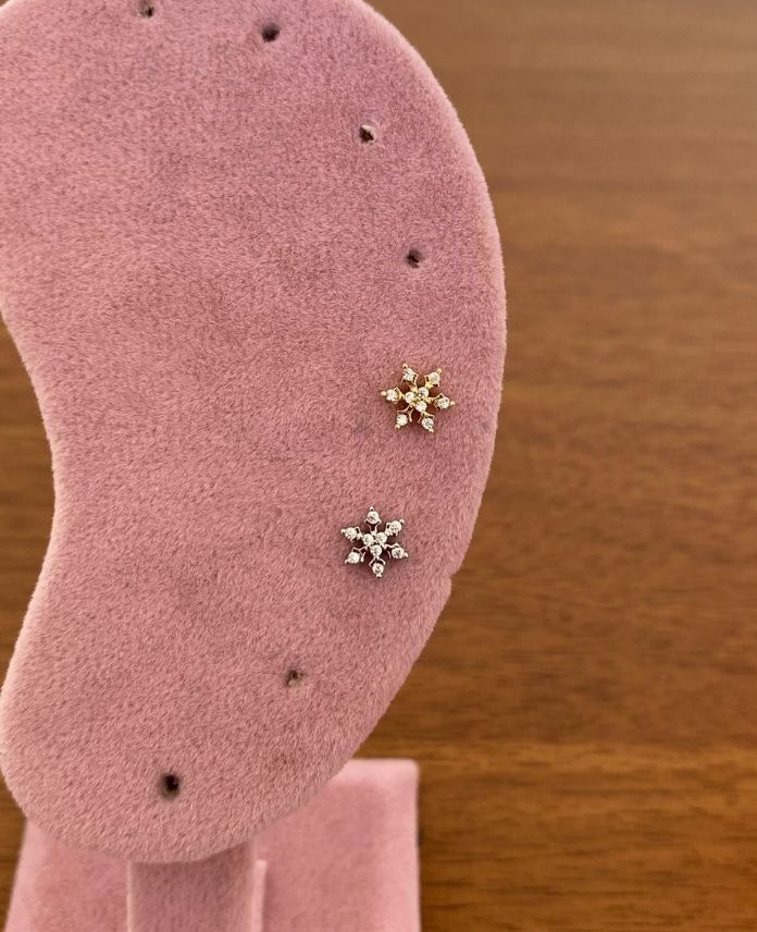 CPIKARTANESI-1-1.jpg Çelik Tragus Kar Tanesi Piercing - Görsel 1