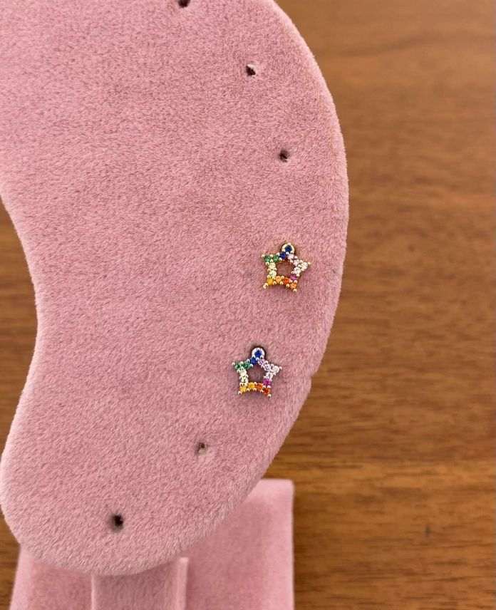 CPIRENKLIYILDIZ-1-1.jpg Çelik Tragus Renkli Yıldız Piercing - Görsel 1