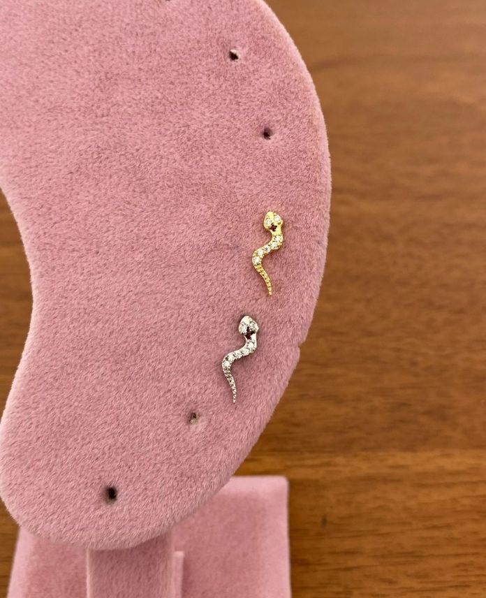 CPITASLIYILAN-1-1.jpg Çelik Tragus Taşlı Yılan Piercing - Görsel 1