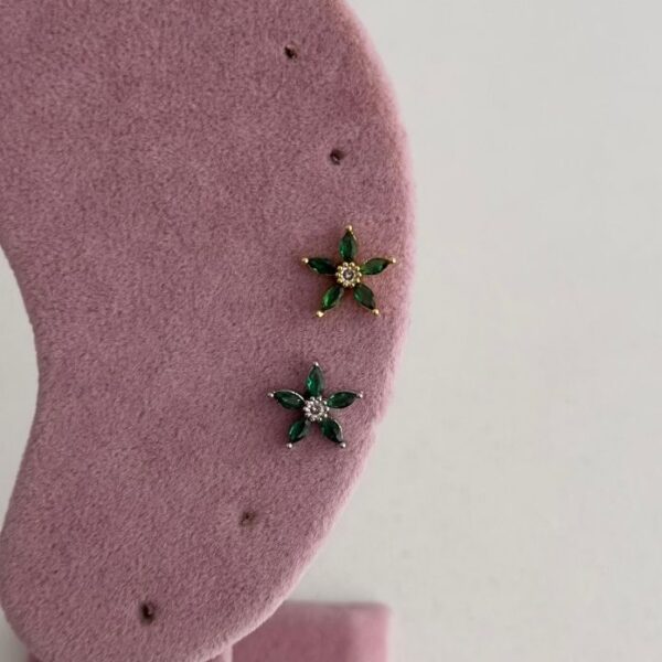 Çelik Çiçek Yeşil Tragus Piercing (Arkası Düz)
