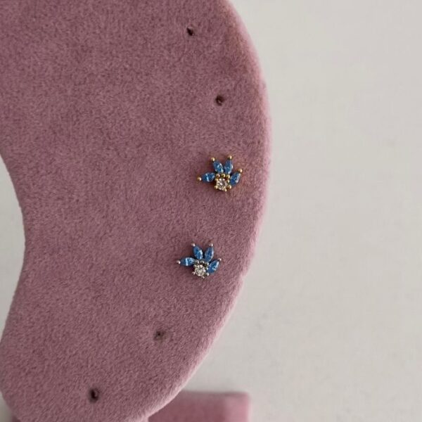 Çelik Kanat Mavi Beyaz Tragus Piercing (Arkası Düz)