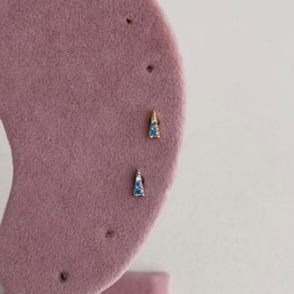 Çelik Üçgen Mavi Tragus Piercing (Arkası Düz)