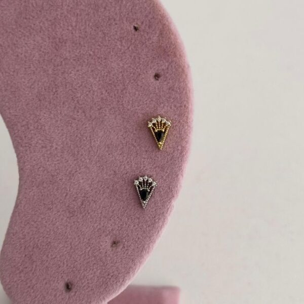 Çelik Üçgen Siyah Beyaz Tragus Piercing (Arkası Düz)