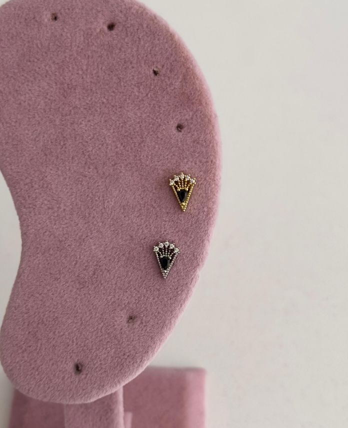 CTRUCGENSIYAHBEYAZTAS-1.jpg Çelik Üçgen Siyah Beyaz Tragus Piercing (Arkası Düz) - Görsel 1