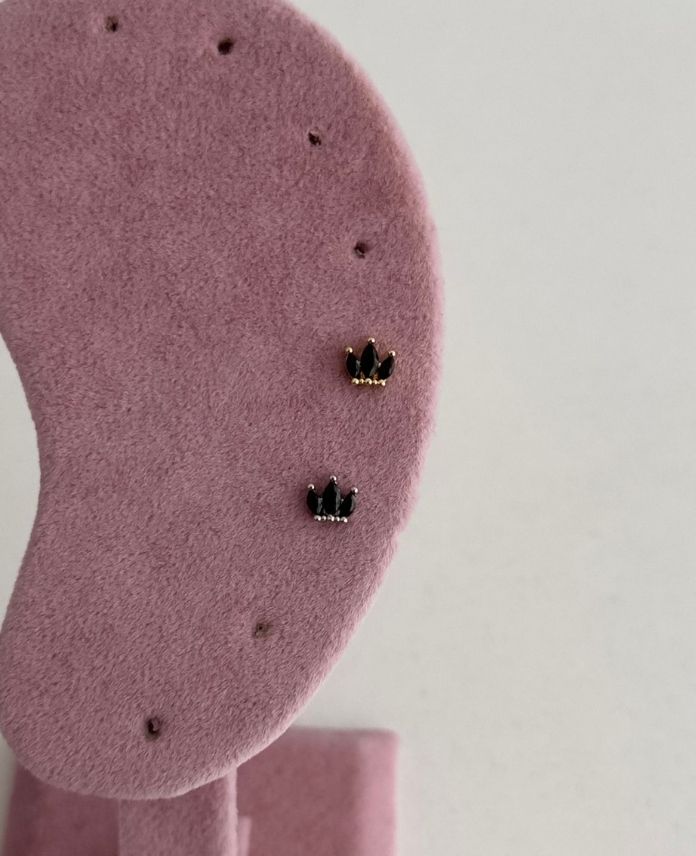 CTRUCUCSIYAHTAS-1.jpg Çelik Üçlü Siyah Taş Tragus Piercing (Arkası Düz) - Görsel 1