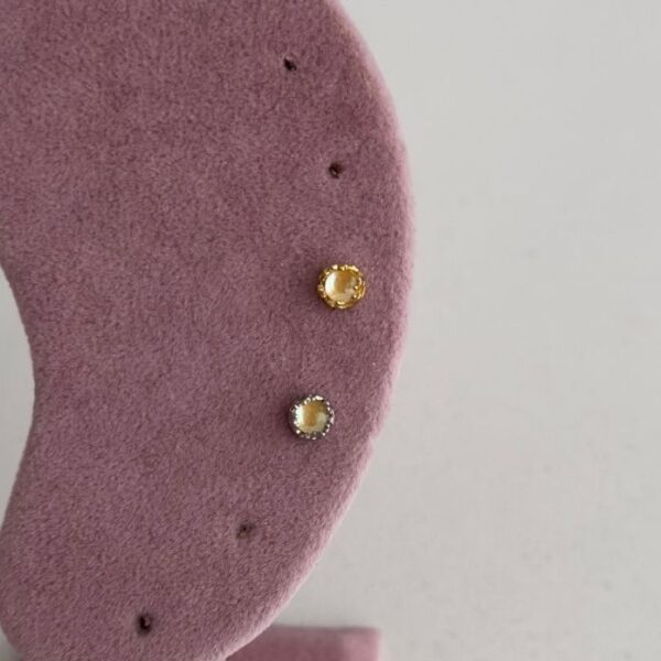 Çelik Yuvarlak Sarı Taş Tragus Piercing (Arkası Düz)