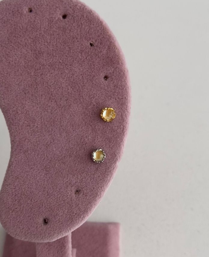 CTRYUVARLAKSARITAS-1.jpg Çelik Yuvarlak Sarı Taş Tragus Piercing (Arkası Düz) - Görsel 1