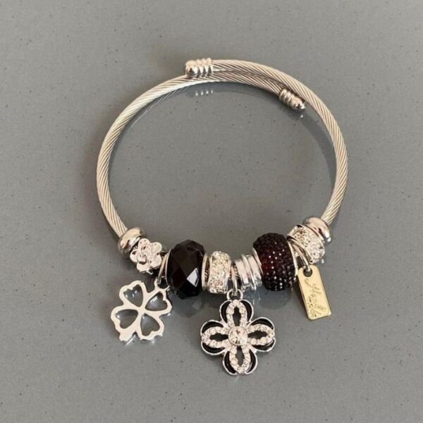 Yonca Taşlı Siyah Pndr