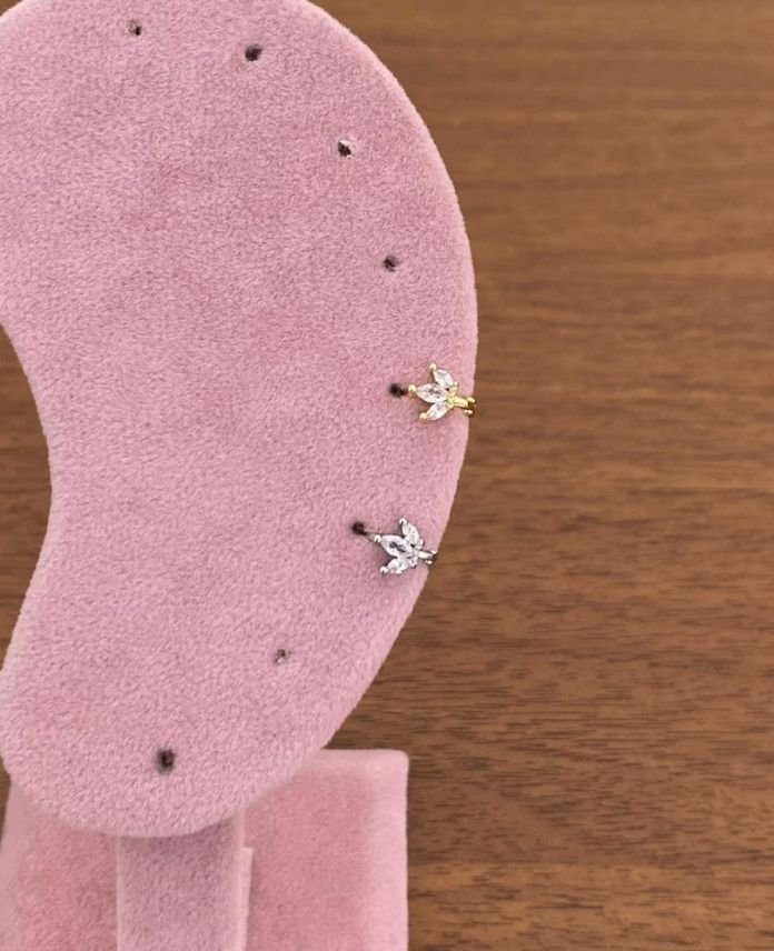 PHE3YAPRAKLITASG-1.jpg Pirinç Helix Taşlı Yaprak Piercing - Görsel 1