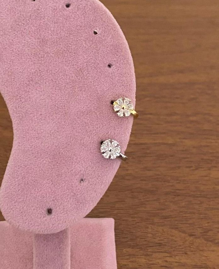 PHEBUYUKCICEKG-1.jpg Pirinç Helix Büyük Çiçek Piercing - Görsel 1