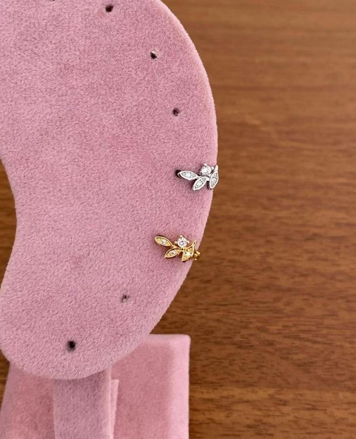 PHETEKTASLIYAPRAKG-1.jpg Pirinç Helix Taşlı Yaprak Piercing - Görsel 1