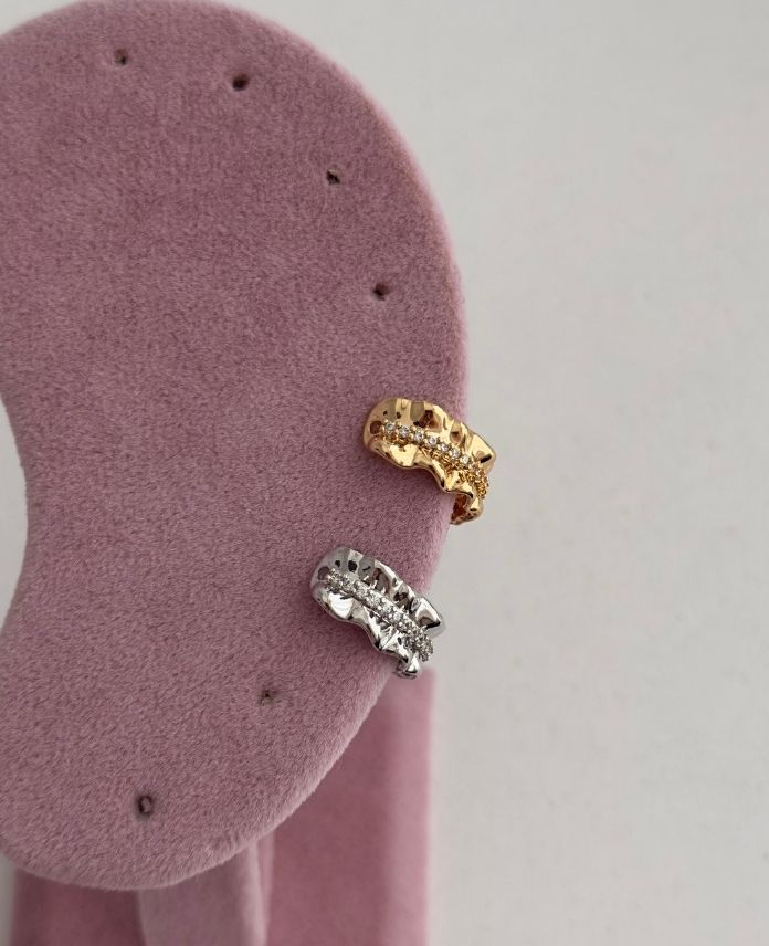 PIEADALGALIORTASITASLI-1.jpg Pirinç Dalgalı Taşlı Earcuff - Görsel 1