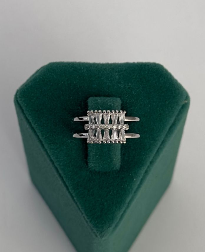 PYUAYARLANABILIR2SIRAUCGENTASLI1S-1.jpg Pirinç Üçgen Taşlı Ayarlanabilir Yüzük - Görsel 1