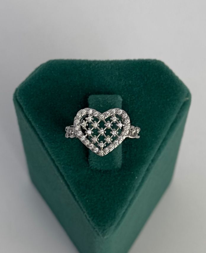 PYUAYARLANABILIRZINCIRBUYUKKALPORGUTASLIS-1.jpg Pirinç Zincir Kalp Ayarlanabilir Yüzük - Görsel 1