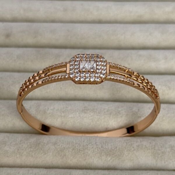 Xuping 3 Sıra Ortası Baget Taşlı Kelepçe