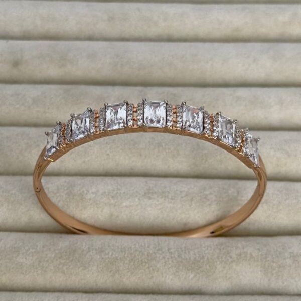 Xuping 7 Baget Düz Taşlı Kelepçe