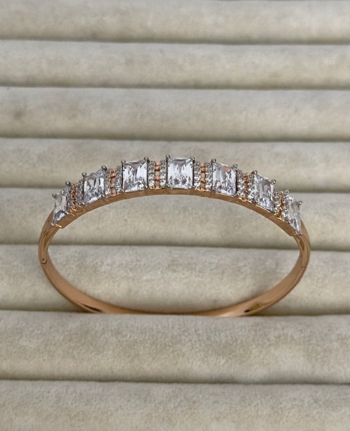 XKE7BAGETDUZTASLI1R-1.jpg Xuping 7 Baget Düz Taşlı Kelepçe - Görsel 1